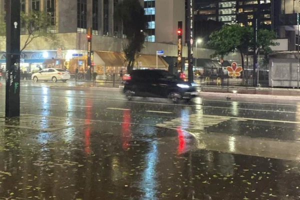 Imagem colorida mostra chuva de granizo na avenida Paulista. Metrópoles