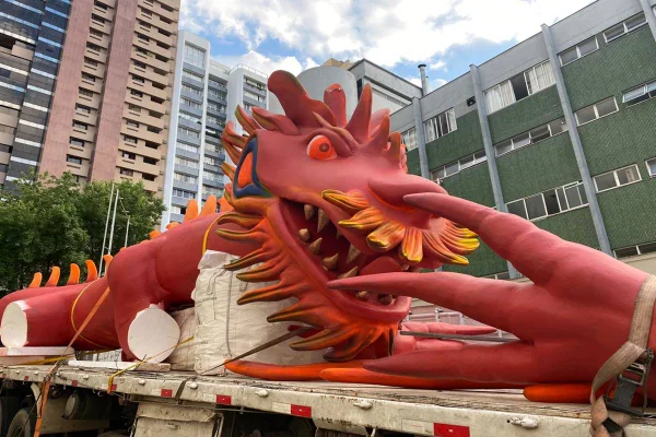 Polícia encerra festa em Curitiba com dragão gigante de R$ 100 mil