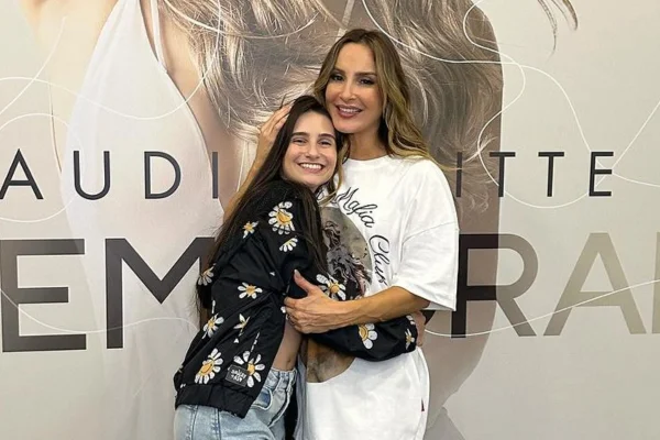 Isabella Oliveira e a cantora Claudia Leitte
