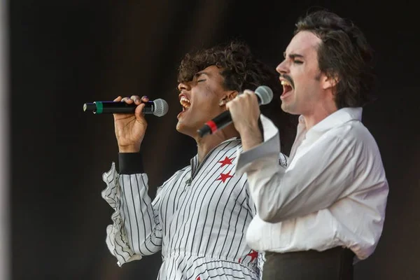 Johnny Hooker lança clipe de “Flutua”, hino contra homofobia