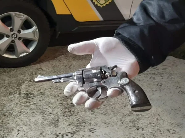 Marido atira em enteado e esposa grávida em Curitiba