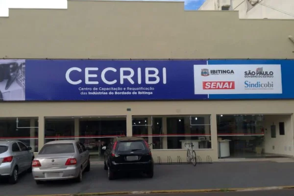 Funcionário teria instalado um celular, preso com fita adesiva, dentro do banheiro feminino. A vítima percebeu a ação e acionou a polIcia / Metrópoles