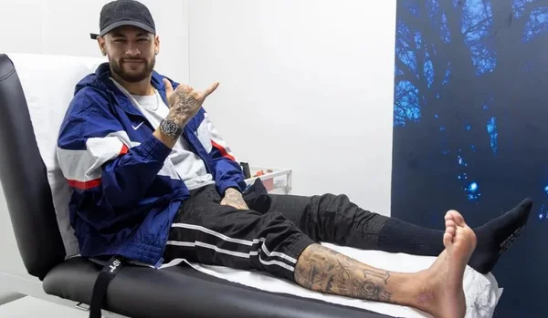Neymar retorna ao CT do PSG para tratamento: “Exames tranquilizadores”