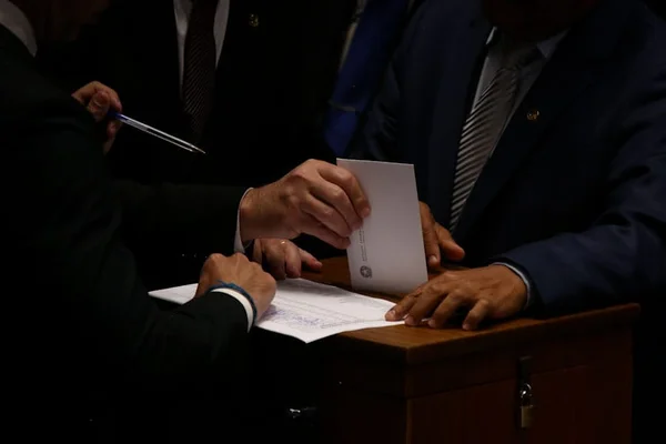 Corregedor enviará à PF foto de senador suspeito de votar duas vezes