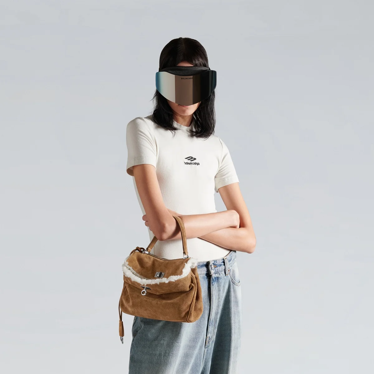 Bolsa mini em camurça noce e fleece branco, acabamentos em prateado envelhecido Bolsa mini em camurça noce e fleece branco, acabamentos em prateado envelhecido