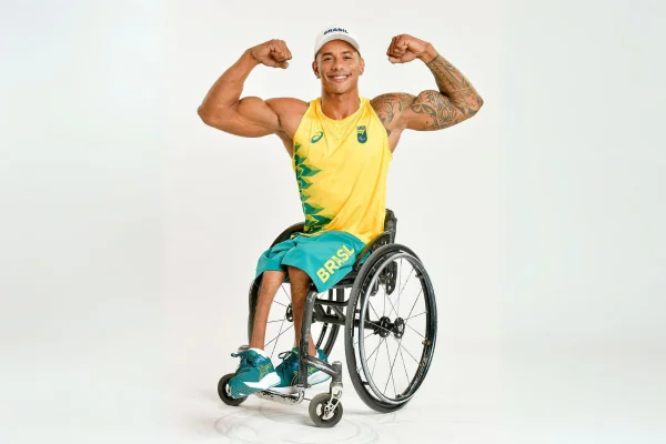 Na imagem com cor, foto dos uniformes da delegação brasileira para os Jogos Paralímpicos de Paris - metrópoles