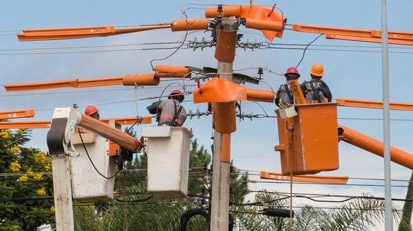 Após chuva, CEB tem 180 chamados. Parte de Águas Claras está sem luz