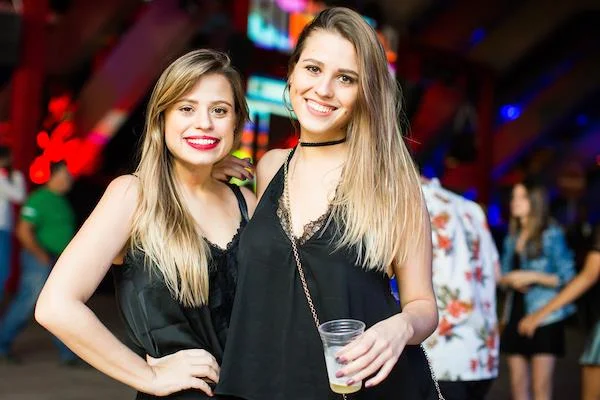Marcela e Mayara Schwambach Marcela e Mayara Schwambach