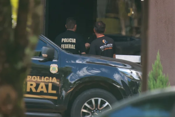 Imagem colorida de instalação de películas na porta da superintendência da Polícia Federal - Metrópoles