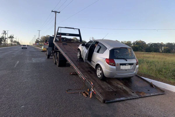 Traseira de carro Ford Ka prata em cima de guincho