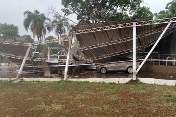 Teto de garagem cai e deixa dois jovens feridos