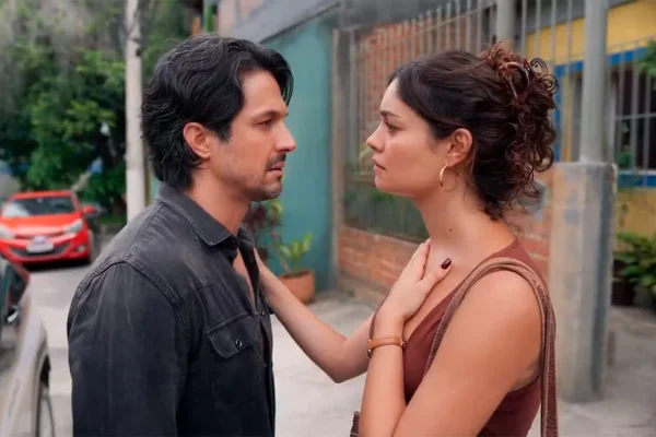 Paulinho (Rômulo Estrela) e Gerluce (Sophie Charlotte) em Três Graças