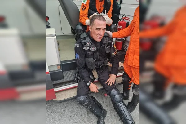 Fotos mostram PMs feridos após serem apedrejados por golpistas
