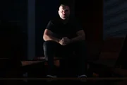 Fora do octógono, montou a Shogun Team, que soma mais de 80 academias no Brasil e uma unidade na Suíça, levando adiante o estilo que fez dele uma das referências do MMA mundial.
Fora do octógono, montou a Shogun Team, que soma mais de 80 academias no Brasil e uma unidade na Suíça, levando adiante o estilo que fez dele uma das referências do MMA mundial.