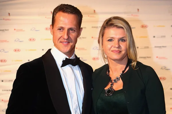 Mulher de Michael Schumacher divulga movimento pelo ex-piloto