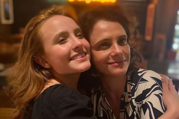Foto colorida de Larissa Manoela e Malu Galli abraçadas - Metrópoles