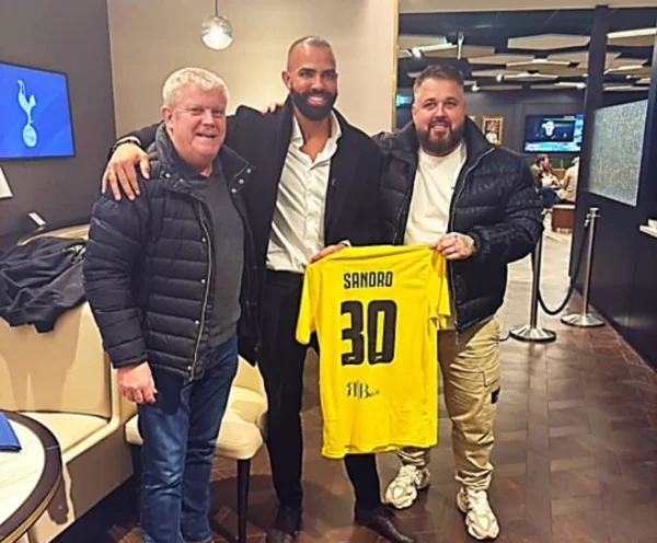 Imagem colorida de Sandro sendo anunciado pelo Harborough Town - Metrópoles