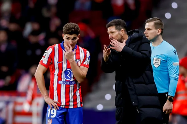 “Ficará de aprendizado”, diz Simeone sobre situação de Álvarez no Atlético
