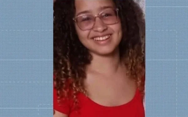 Imagem colorida de criança de óculos e camiseta vermelha sorrindo - Metrópoles