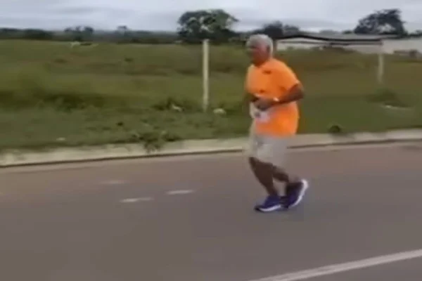 Júlio Amorim, de 81 anos, enquanto corria a corrida carnavalesca