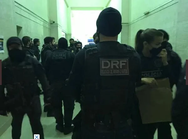 policiais em operação