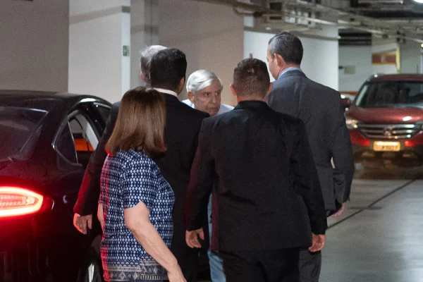imagem colorida de general augusto heleno chegando à residência, onde cumprirá prisão domiciliar em Brasília
