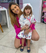Virginia Fonseca posa com Maria Alice