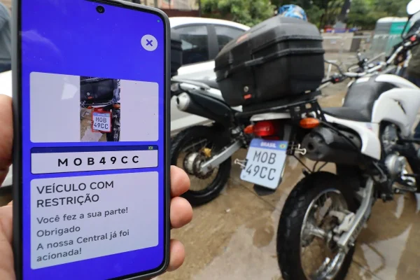 Imagem colorida mostra helicóptero e app do Smart Sampa. Metrópoles