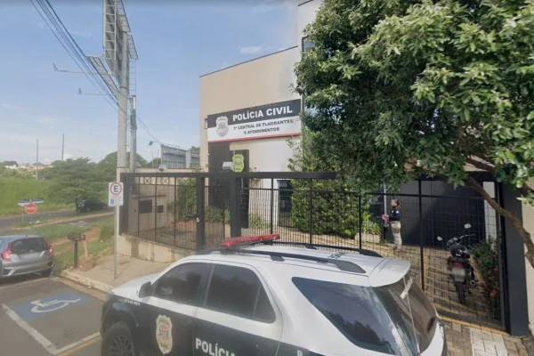 Imagem colorida mostra a central de flagrantes de São José do Rio Preto, que apura roubo a professor na cidade - Metrópoles