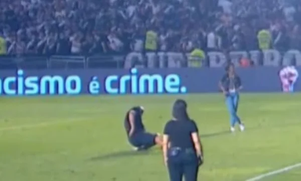 Torcedor do Vasco cai em pênalti - Metrópoles