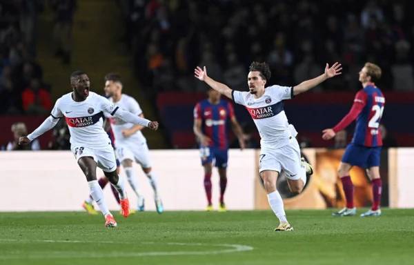 Imagem colorida do duelo entre Barcelona e PSG pela Champions League- Metrópoles