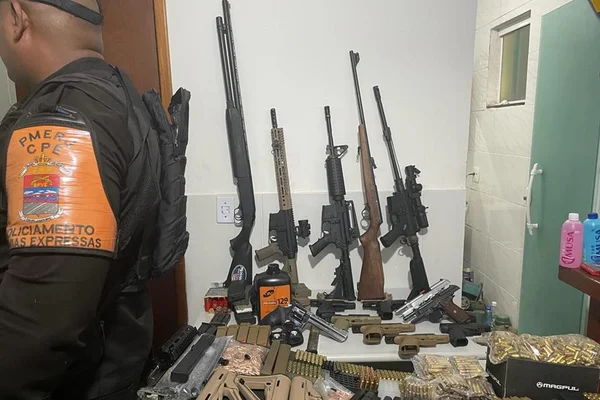 Foto colorida de apreensão de armas e munições em uma casa no Rio de Janeiro - Metrópoles