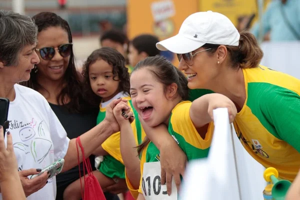 Michelle Bolsonaro chora ao receber homenagem de crianças com deficiência