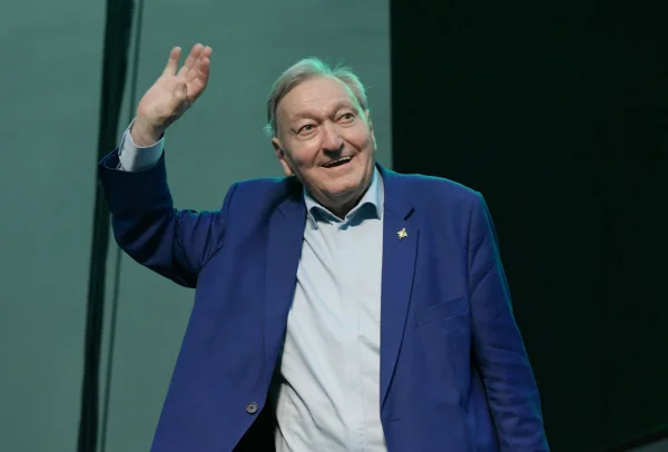 imagem colorida escritor erich von daniken