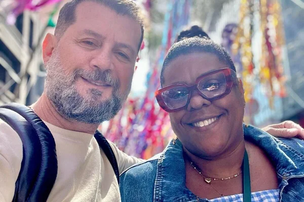 Cacau Protasio e Janderson Pires posam juntos - Metrópoles