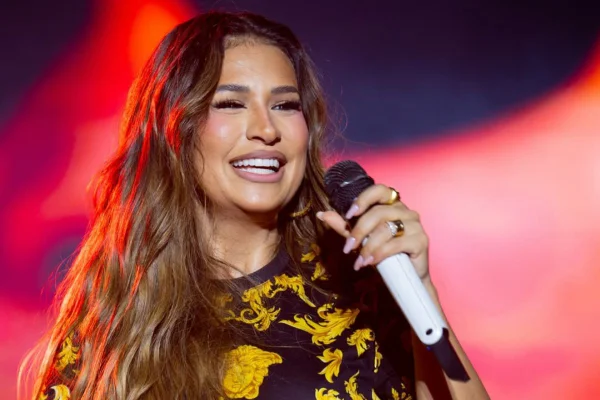 Cantora Simone Mendes fez contagem regressiva na Virada na Paulista. - Metrópoles