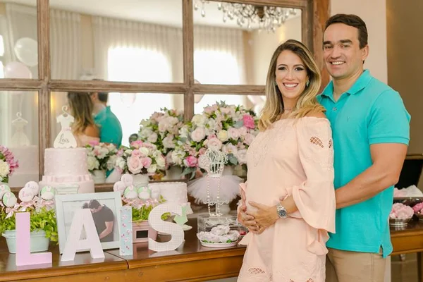 Helô Drummond oferece brunch à espera da baby Laís