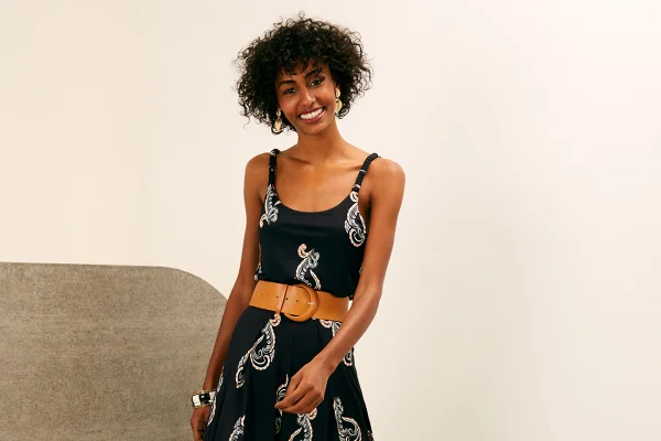 Modelo com vestido estampado acinturado