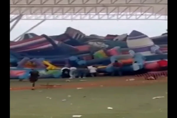 Castelo inflável é lançado ao ar por ventania no México