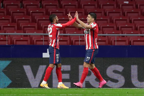 Renan Lodi e Luis Suárez