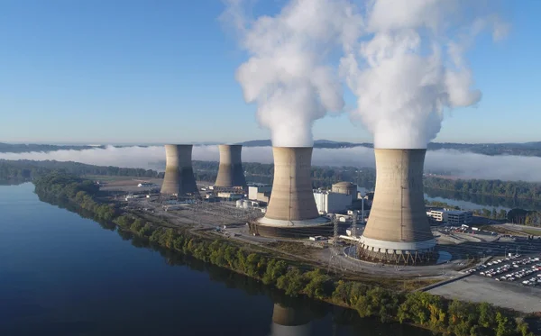 Imagem colorida da Usina Three Mile Island, nos EUA