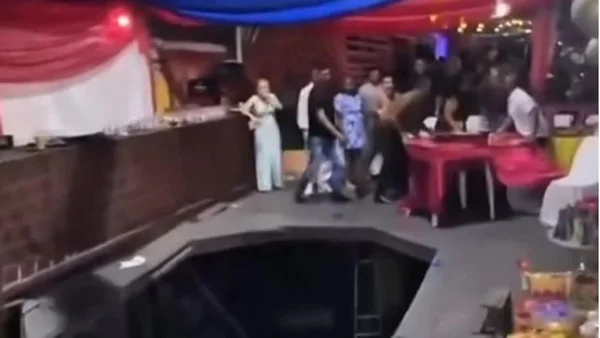Chão de festa desaba