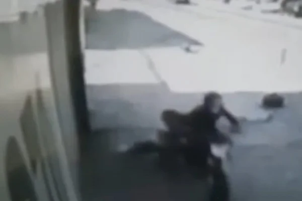 Mulher é arrastada em tentativa de assalto no Rio