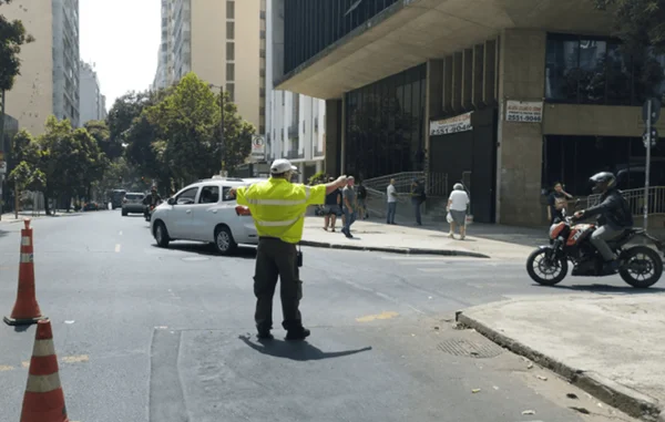 Agente BHTrans orienta trânsito