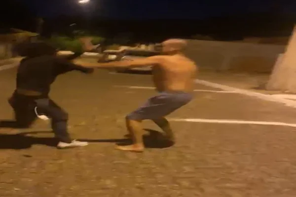 Briga de rua: vídeo mostra homens trocando socos após briga por conta de bar
