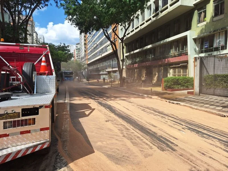 Avenida Nove de Julho após ônibus pegar fogo no local Avenida Nove de Julho após ônibus pegar fogo no local