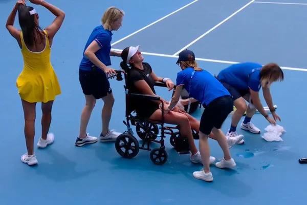 Australian Open: tenista se lesiona e deixa quadra de cadeira de rodas