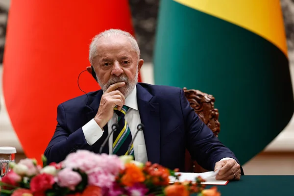 Imagem colorida do presidente Lula em visita à China