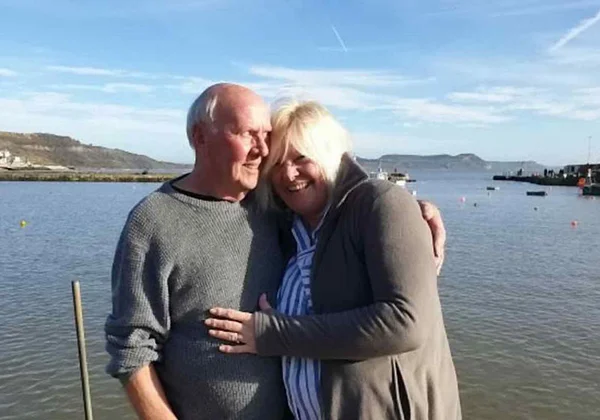 Filha encontra pai biológico após 56 anos com aviso do Facebook