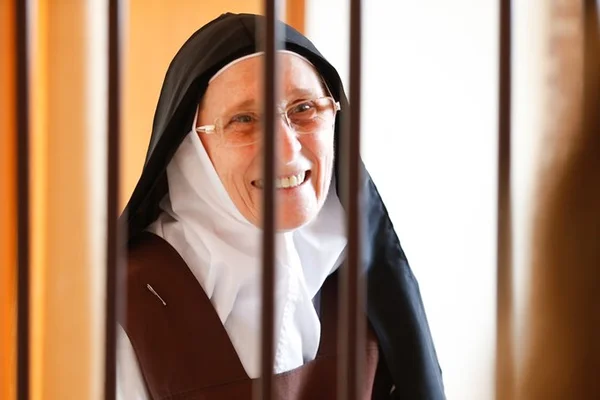 STJ garante a freiras direito de permanecer com véu na foto da CNH